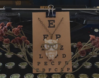 ブロンズ眼鏡をかけたオフホワイトのフクロウのペンダントネックレス、フクロウのジュエリー、オタクネックレス、オタクジュエリー、老眼のフクロウ