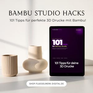 Peut inclure: L'image présente une tablette affichant un guide intitulé "101 Hacks für Bambu Studio" avec du texte en allemand. Deux vases en céramique beige sont à gauche. Le texte "BAMBU STUDIO HACKS" est en haut, avec l'adresse du site web en bas.