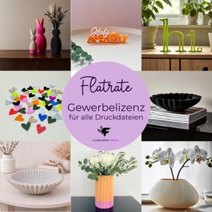 Könnte beinhalten: Eine Collage von Dekorationsartikeln. Enthält eine rosa-weiße Hasenfigur, eine schwarze Vase mit Trockenblumen, ein Schild mit der Aufschrift "Holy Aperol", grüne "hi" Buchstaben, eine schwarze Schale, eine Vase mit Blumen und eine weiße Vase mit Orchideen.