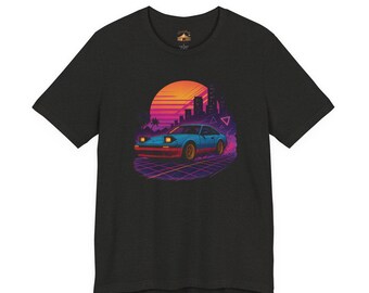 Könnte beinhalten: Dunkelgraues T-Shirt mit einem Retro-Grafikdesign eines blauen Sportwagens mit roten Akzenten, vor einem Sonnenuntergang und einer Stadtsilhouette. Das Design verwendet eine lebendige Farbpalette aus Orange, Pink und Lila.