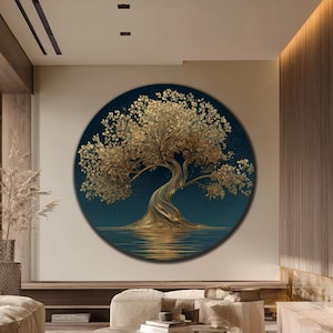 Könnte beinhalten: Ein großes, kreisförmiges Wandkunstwerk mit einem goldenen Baum vor einem dunkelblauen Hintergrund. Die Reflexion des Baumes schimmert im Wasser darunter. Das Kunstwerk wird in einem modernen Wohnzimmer mit neutralfarbenen Möbeln gezeigt.