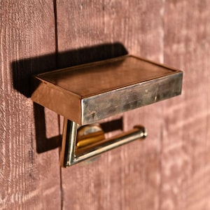 Porta carta igienica in ottone non laccato fatto a mano con ripiano – Porta telefono e rotolo a parete – Accessorio rustico per il bagno