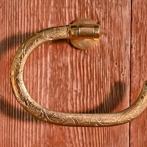 Porta carta igienica o portasciugamani da parete in ottone inciso con motivi marocchini