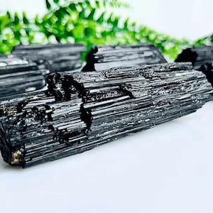 Turmalina negra en bruto: piedra protectora natural, decoración Feng Shui