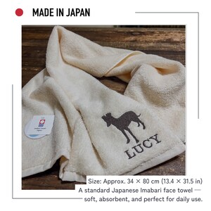 Puede incluir: Toalla facial Imabari color crema con la silueta de un perro y el nombre "LUCY" bordado. La toalla, hecha en Jap&oacute;n, mide aproximadamente 34 x 80 cm (13,4 x 31,5 pulgadas).