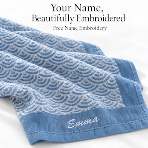 Toalla personalizada – Tenugui japonesa, diseño de olas Seigaiha, bordado de nombre gratuito (Hecha en Japón)