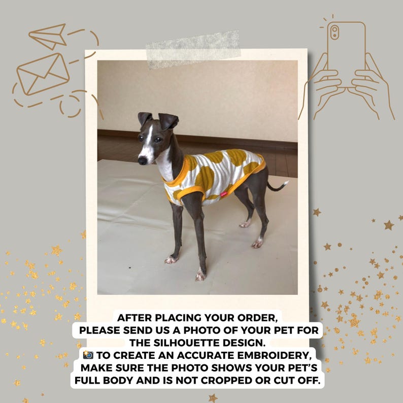 Puede incluir: Un perro gris y blanco con una camiseta blanca con lunares amarillos grandes y ribetes amarillos. La camiseta tiene una peque&ntilde;a etiqueta roja. El texto de la imagen dice: "DESPU&Eacute;S DE REALIZAR SU PEDIDO, ENV&Iacute;ENOS UNA FOTO DE SU MASCOTA PARA EL DISE&Ntilde;O DE LA SILUETA."