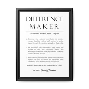 Op de afbeelding: Zwart omlijste print met de tekst "DIFFERENCE MAKER" in een vetgedrukte letter. De definitie van de term staat eronder, samen met een verwijzing naar Stanley Freeman. De achtergrond is wit.