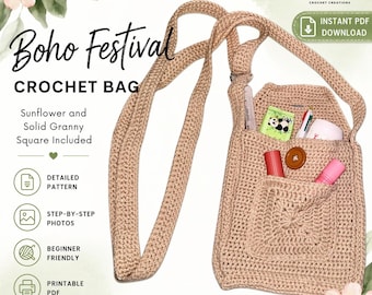 Op de afbeelding: Een beige gehaakte tas met een lange riem, met een zak met een knoop en diverse items erin. De tas is gelabeld "Boho Festival CROCHET BAG" en bevat een "Detailed Pattern" en een "Printable PDF".