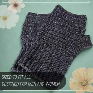 K&ouml;nnte beinhalten: Ein Paar dunkelgraue Strickhandschuhe mit glitzernder, strukturierter Oberfl&auml;che. Die Handschuhe werden vor einem hellgr&uuml;nen Hintergrund mit floralen Akzenten gezeigt. Der Text "SIZED TO FIT ALL DESIGNED FOR MEN AND WOMEN" ist sichtbar.