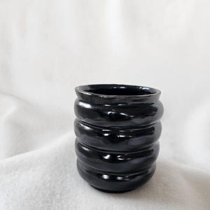 Handgemachter Keramik Wellen Becher in schwarz
