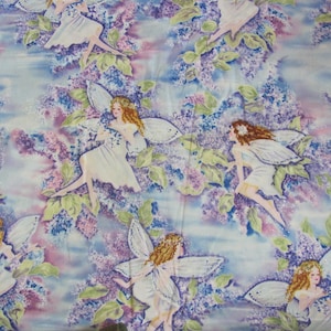 Può includere: Un tessuto bianco con un motivo ripetitivo di fate e fiori viola. Le fate indossano abiti bianchi e hanno le ali. I fiori sono in tonalità di viola e rosa.