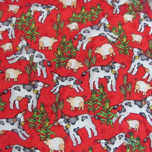 Op de afbeelding: Rode stof met een herhalend patroon van zwart-witte koeien en roze varkens. De koeien staan in verschillende poses, sommige liggen, sommige staan en sommige lopen. De varkens liggen allemaal. De achtergrond is effen rood.