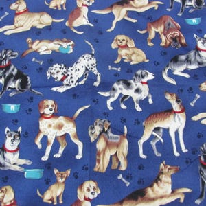 Puede incluir: Una tela azul con un patrón repetido de perros de diferentes razas y poses. Los perros están representados en tonos de marrón, negro, blanco y tostado. Algunos perros llevan collares y algunos sostienen huesos. La tela es perfecta para acolchar, manualidades y decoración del hogar.