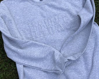 Sudadera vintage con cuello redondo y apliques de espíritu escolar.