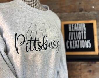 Cuello redondo con apliques de área/código postal