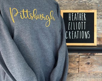 Nombre de la ciudad en cursiva