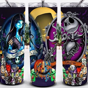 Könnte beinhalten: Ein Set aus drei Edelstahlbechern mit Charakteren aus The Nightmare Before Christmas. Jeder Becher hat ein anderes Design, darunter Sally, Jack Skellington und ein Kürbis. Die Becher sind mit leuchtenden Farben und detaillierten Illustrationen verziert.