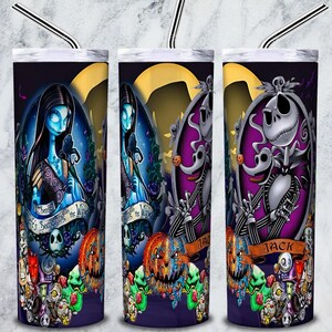 Pode incluir: Um conjunto de tr&ecirc;s copos de a&ccedil;o inoxid&aacute;vel com canudos listrados em preto e branco. Cada copo apresenta um design diferente de The Nightmare Before Christmas. Os designs incluem Sally, Jack Skellington e Zero, com um fundo de lua cheia.