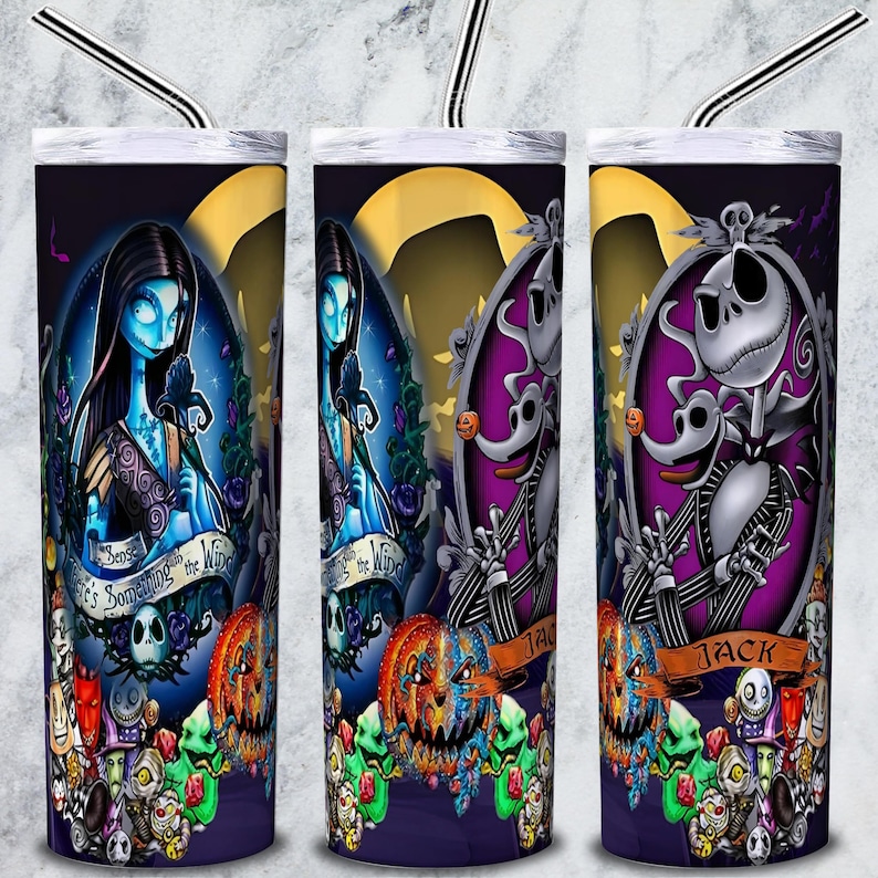 Pode incluir: Um conjunto de tr&ecirc;s copos de a&ccedil;o inoxid&aacute;vel com canudos listrados em preto e branco. Cada copo apresenta um design diferente de The Nightmare Before Christmas. Os designs incluem Sally, Jack Skellington e Zero, com um fundo de lua cheia.