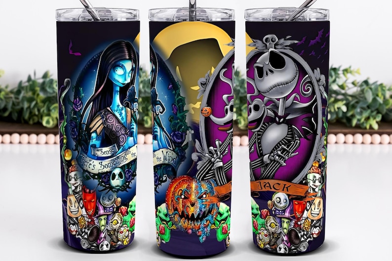 Pode incluir: Um conjunto de tr&ecirc;s canecas de a&ccedil;o inoxid&aacute;vel com personagens de O Estranho Mundo de Jack. Cada caneca tem um design diferente, incluindo Sally, Jack Skellington e uma ab&oacute;bora. As canecas s&atilde;o decoradas com cores vibrantes e ilustra&ccedil;&otilde;es detalhadas.