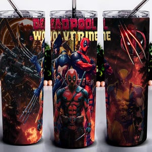 Könnte beinhalten: Drei Edelstahlbecher mit Deckeln und Strohhalmen. Jeder Becher hat ein anderes Design mit Comicfiguren, darunter Deadpool und Wolverine. Der Text "DEADPOOL WOLVERINE" ist auf den Bechern zu sehen. Die Becher haben einen schwarzen Hintergrund.