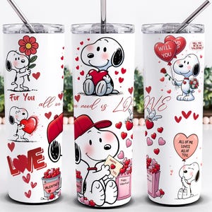 Könnte beinhalten: Weißer Edelstahlbecher mit Snoopy-Illustrationen zum Valentinstag. Die Designs zeigen Snoopy mit Herzen, Blumen und Luftballons mit Texten wie "For You" und "All of Me Loves All of You".