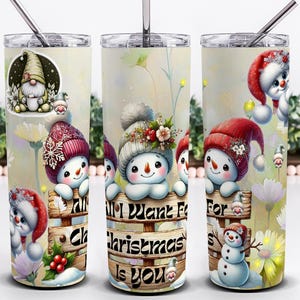 Può includere: Un bicchiere in acciaio inossidabile con un design natalizio stravagante. Il bicchiere presenta pupazzi di neve con cappelli festivi e un cartello di legno con la scritta "All I Want For Christmas Is You". Il design include uno gnomo e elementi floreali.