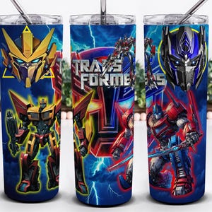 Könnte beinhalten: Drei Edelstahlbecher mit farbenfrohen Transformers-Grafiken. Jeder Becher zeigt ein anderes Charakterdesign, darunter Autobots und Decepticons, vor einem blauen Hintergrund mit Blitzeffekten. Der Text "TRANSFORMERS" ist prominent dargestellt.