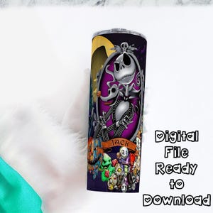 Pode incluir: Um copo de a&ccedil;o inoxid&aacute;vel com um design de O Estranho Mundo de Jack. O copo tem um fundo roxo com Jack Skellington e Zero em uma moldura oval. O copo tamb&eacute;m tem o texto "Digital File Ready to Download."