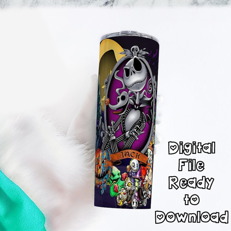 Pode incluir: Um copo de a&ccedil;o inoxid&aacute;vel com um design de O Estranho Mundo de Jack. O copo tem um fundo roxo com Jack Skellington e Zero em uma moldura oval. O copo tamb&eacute;m tem o texto "Digital File Ready to Download."