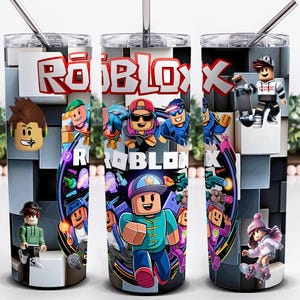 Puede incluir: Un juego de tres vasos de acero inoxidable con un diseño colorido de Roblox. Cada vaso tiene un diseño diferente con personajes de Roblox y el logotipo de Roblox. Los vasos tienen una pajita plateada y una tapa transparente.