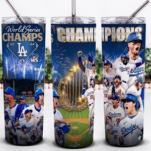 Könnte beinhalten: Ein Edelstahlbecher mit dem Baseballteam Los Angeles Dodgers. Das Design enthält die Worte "World Series Champs" und Bilder von Spielern, Feuerwerk und dem Teamlogo. Der Becher hat einen silbernen Strohhalm.