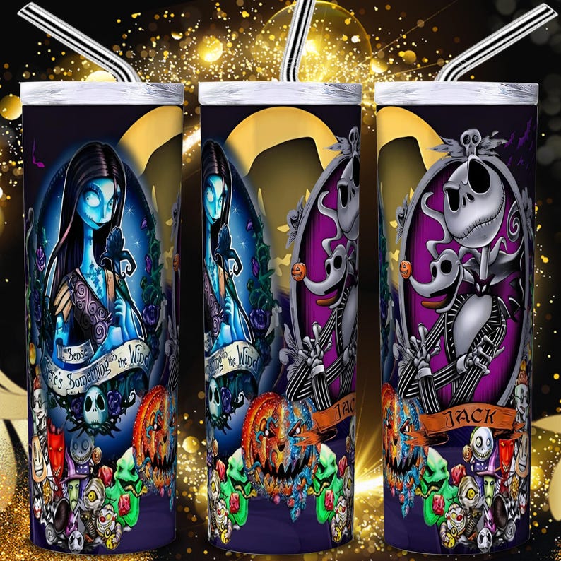 Pode incluir: Um conjunto de tr&ecirc;s canecas de a&ccedil;o inoxid&aacute;vel com canudos listrados em preto e branco. Cada caneca apresenta um personagem diferente de The Nightmare Before Christmas, incluindo Sally, Jack Skellington e Zero, com um fundo de lua cheia.