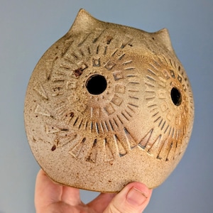 Alcancía de cerámica vintage de Broadstairs con diseño de búho estilizado.