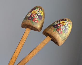 Hormas de zapatos vintage pintadas a mano. Color dorado con diseño floral.