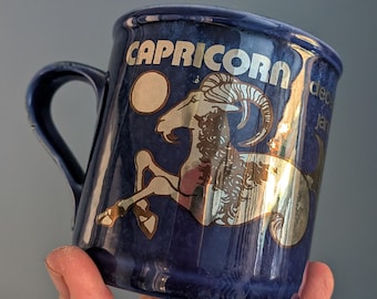 Taza vintage Capricornio de Staffordshire Potteries Kiln Craft. Azul y dorada.