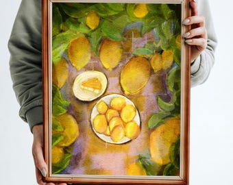 Puede incluir: Pintura de acuarela enmarcada con limones y vegetación. La obra de arte representa una naturaleza muerta con limones, una porción de pastel y un cuenco con objetos en forma de limón. La pintura tiene una paleta de colores cálidos con tonos amarillos, verdes y marrones.