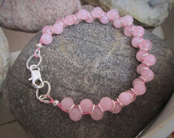 Pulsera de cuentas inspirada en el cuarzo rosa y la diosa de plata