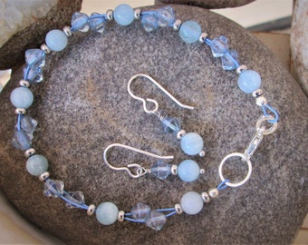 Aquamarine Ice Blue Czech Glass Bicones y pulsera de cuentas plateadas con pendientes a juego