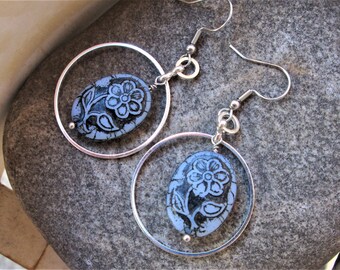 Boho Vintage Style Checo Grabado Ovalado Ópalo Blanco Mate con Patina Negra Cuentas de Flores Pendientes Colgantes de Plata