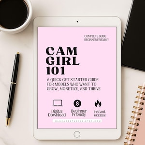 Puede incluir: Una tableta muestra una guía digital titulada "CAM GIRL 101" con el texto "Una guía rápida para modelos que quieren crecer, monetizar y prosperar". Un smartphone negro, un bolígrafo, una taza de café y un cuaderno rosa también son visibles.