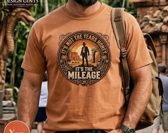 Camiseta inspirada en Indiana Jones / Camiseta de Walt DisneyWorld / Regalo inspirado en Indiana Jones / Camiseta "No son los años, cariño, es el kilometraje"