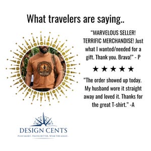 K&ouml;nnte beinhalten: Ein orangefarbenes T-Shirt mit einem kreisf&ouml;rmigen Grafik, auf dem "It's the years not the mileage" steht. Das Bild ist von einem goldenen Sonnenmuster umgeben. Der Text "What travelers are saying" steht oben.