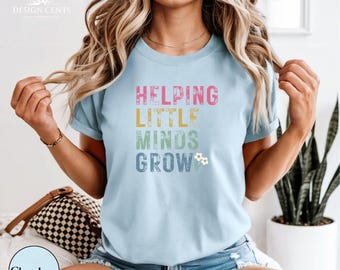 Camiseta Comfort Colors para profesores, camiseta "Helping Little Minds Grow", ropa para profesores, camiseta bonita para profesores, regalos para profesores, camiseta floral para profesores