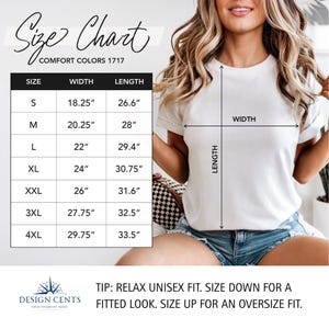 K&ouml;nnte beinhalten: Wei&szlig;es Comfort Colors 1717 T-Shirt mit Gr&ouml;&szlig;entabelle. Die Tabelle listet die Gr&ouml;&szlig;en S bis 4XL mit Breiten- und L&auml;ngenma&szlig;en in Zoll auf. Der Text "Size Chart" steht oben. Das T-Shirt wird von einer Person getragen.