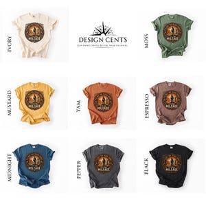 K&ouml;nnte beinhalten: Eine Auswahl an T-Shirts in verschiedenen Farben, darunter Elfenbein, Senf, Moos, Yam, Espresso, Mitternacht, Pfeffer und Schwarz. Jedes Shirt zeigt eine runde Grafik mit dem Text "It's Not The Years Honey, It's The Mileage."