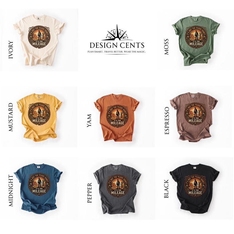K&ouml;nnte beinhalten: Eine Auswahl an T-Shirts in verschiedenen Farben, darunter Elfenbein, Senf, Moos, Yam, Espresso, Mitternacht, Pfeffer und Schwarz. Jedes Shirt zeigt eine runde Grafik mit dem Text "It's Not The Years Honey, It's The Mileage."