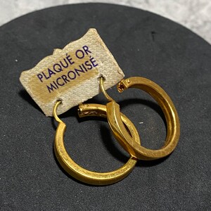 Orecchini pendenti a cerchio placcati in oro francese VINTAGE su carta originale Retro Kitsch acquistati a Lione, Francia