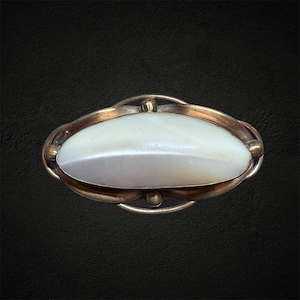 ANTIQUE Victorian Mother Of Pearl Shell Brooch In Pinchbeck Oval Metal Frame Engagement